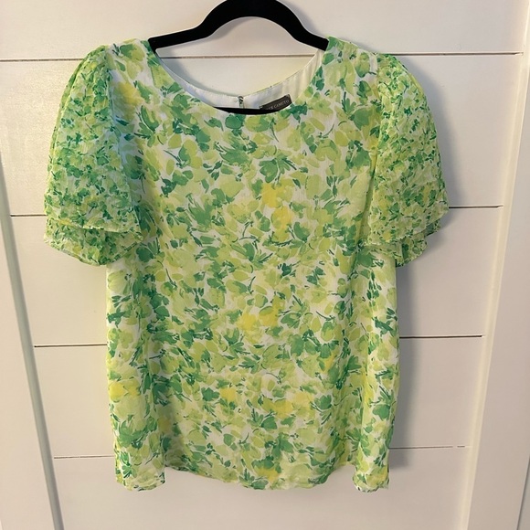 VINCE CAMUTO Woman Blooming Brights Emerald floral ruffle sleeve blouse NWT M - Picture 2 of 14